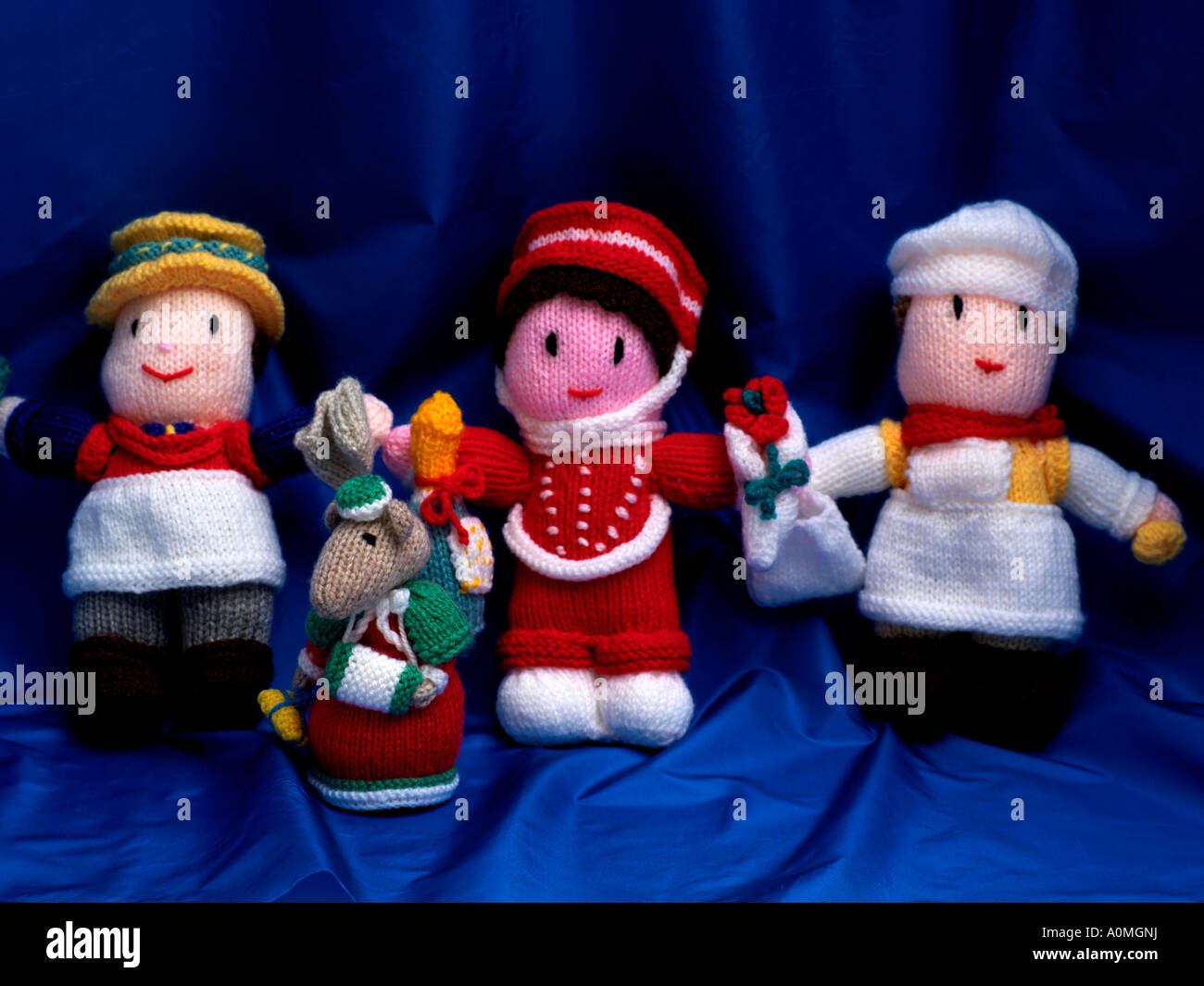Mano morbida realizzata KnittedToys tre bambole e un mouse Foto Stock