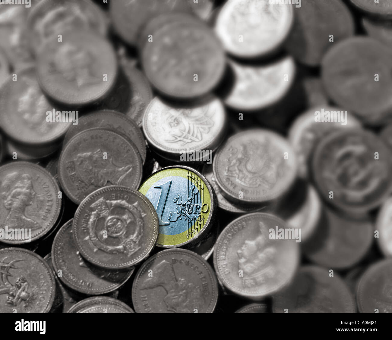 Concetto finanziario: Euro tra le monete Britanniche Foto Stock