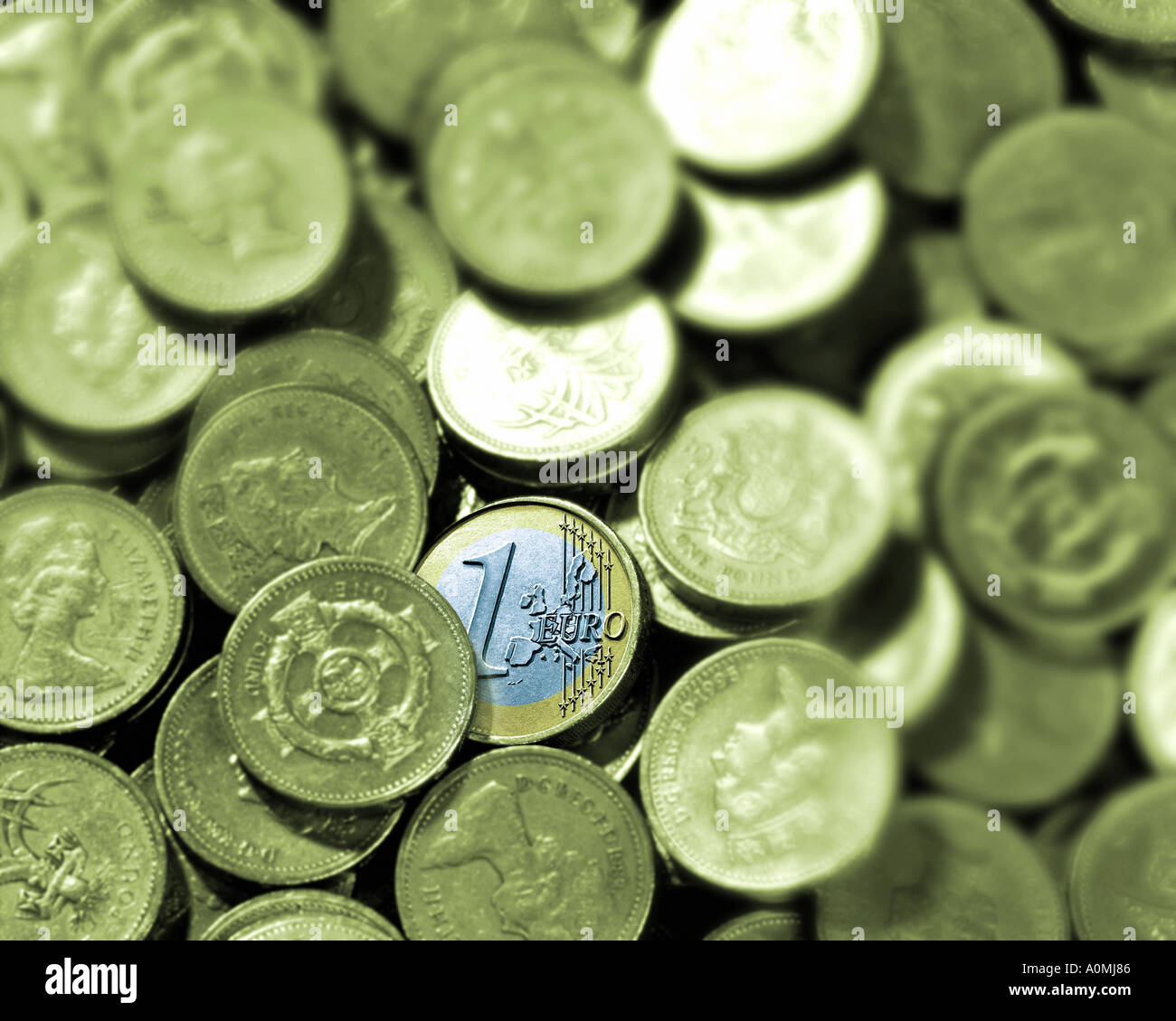 Concetto finanziario: Euro tra le monete Britanniche Foto Stock