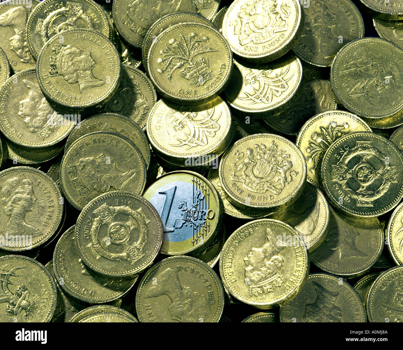 Concetto finanziario: Euro tra le monete Britanniche Foto Stock