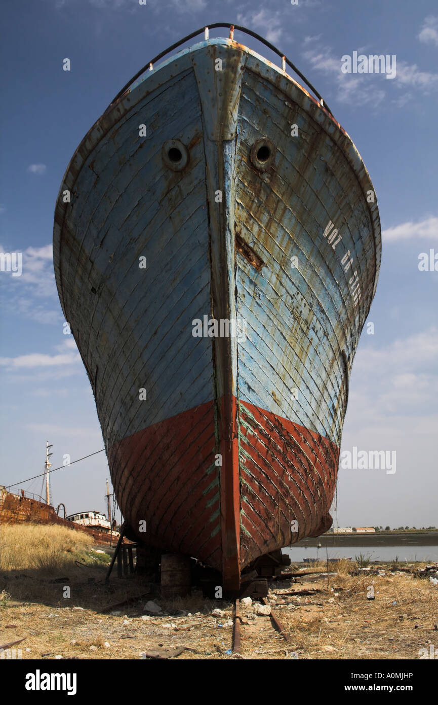Abbandonate la nave da pesca in un cantiere di Seixal. Il Portogallo. Foto Stock