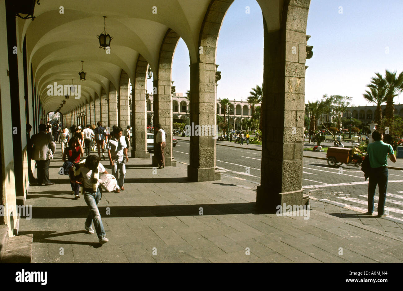 Il Perù Arequipa Plaza de Armas collonaded marciapiede Foto Stock