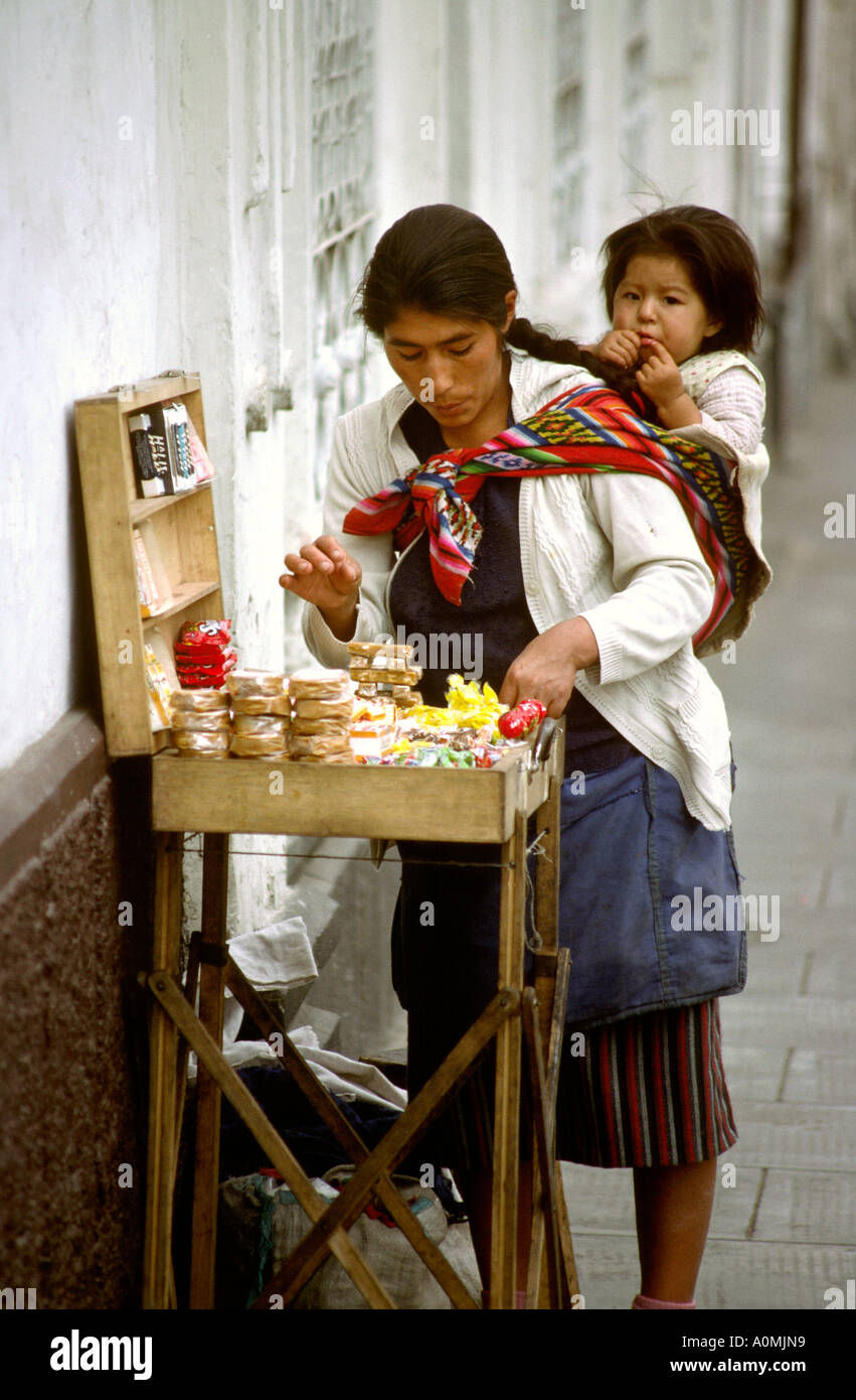 Il Perù Arequipa donna indiana street stallo biscotto Foto Stock
