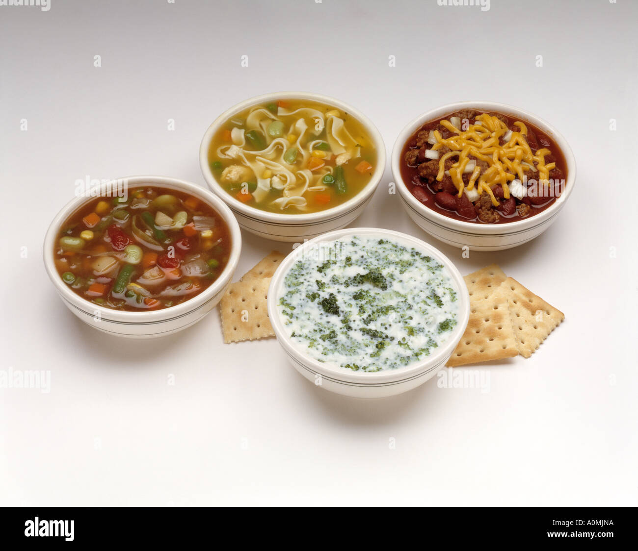 4 quattro ciotola zuppa di noodle al pollo broccolli crema vegetale formaggio peperoncino cracker Foto Stock
