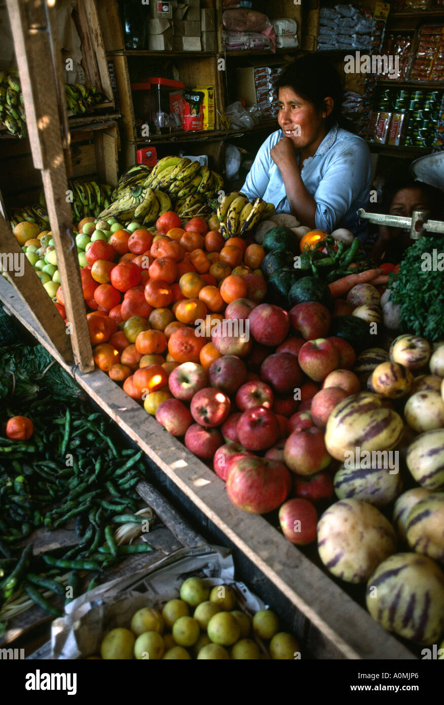 Il Perù Arequipa donna indiana presso il suo frutto in stallo Foto Stock