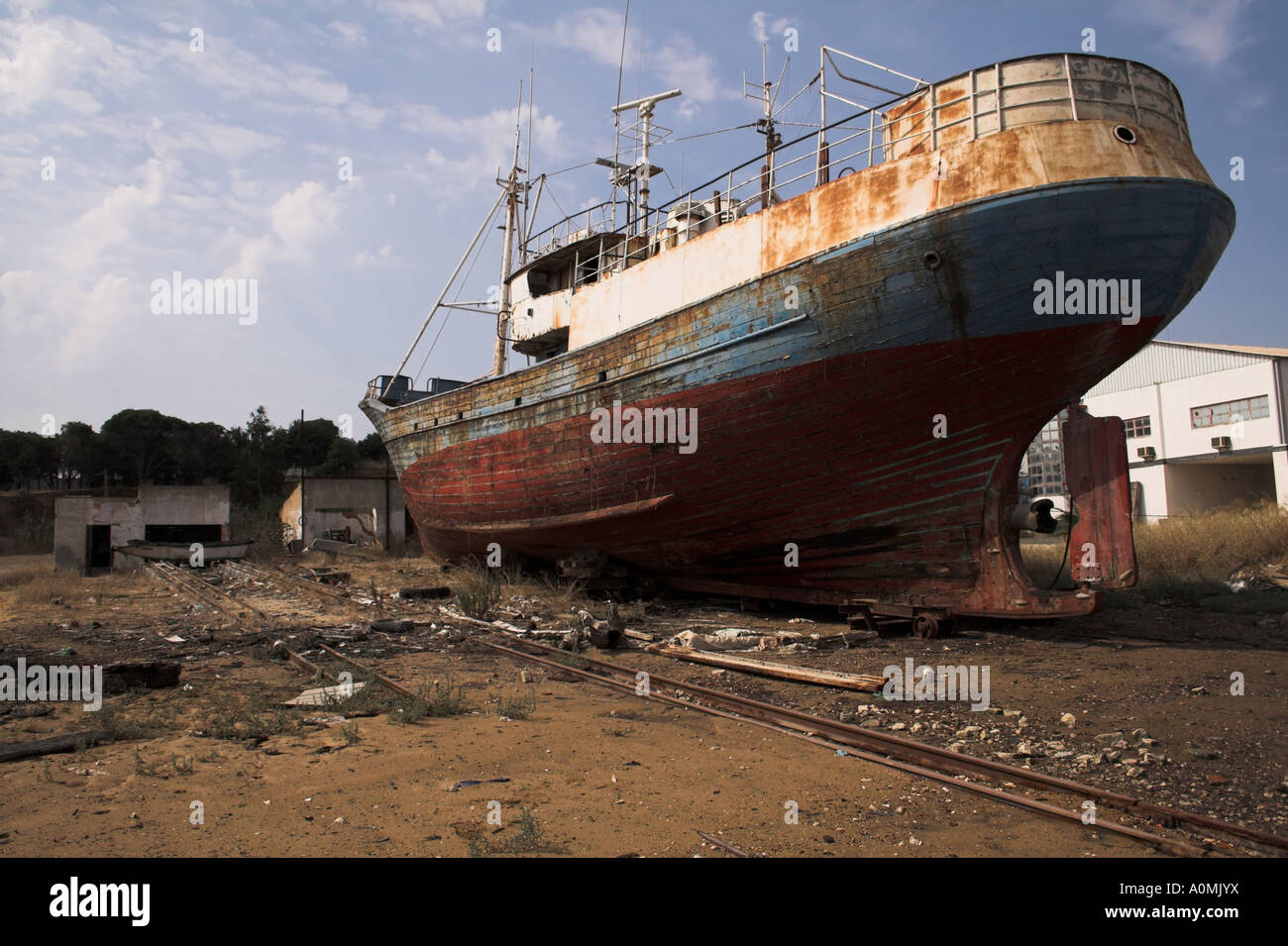 Abbandonate la nave da pesca in un cantiere di Seixal. Portogallo Foto Stock