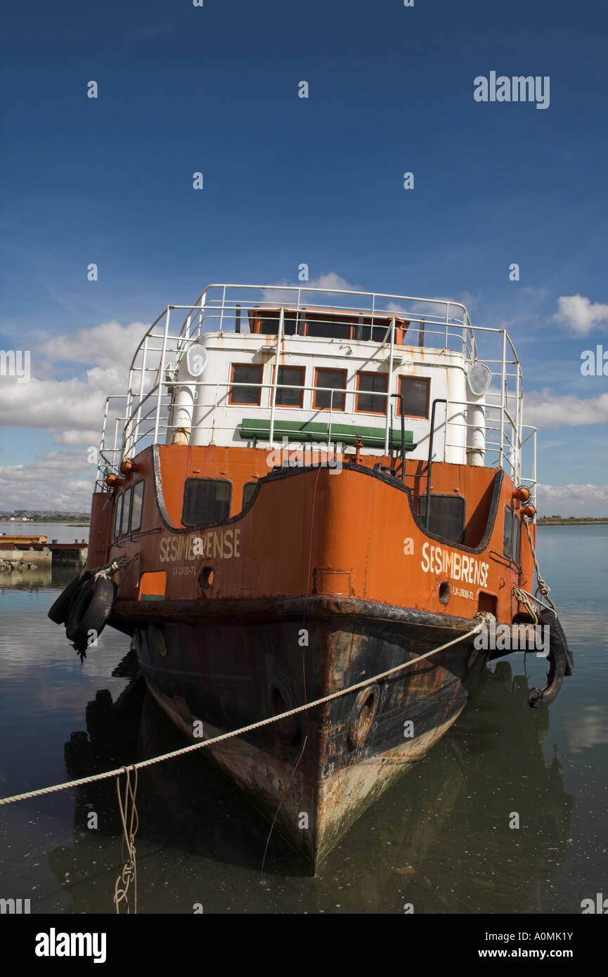 Cacilheiro, un tradizionale fiume Tago traghetto che collega Lisbona all'South-Margin in un cantiere navale di Seixal Bay. Portogallo Foto Stock