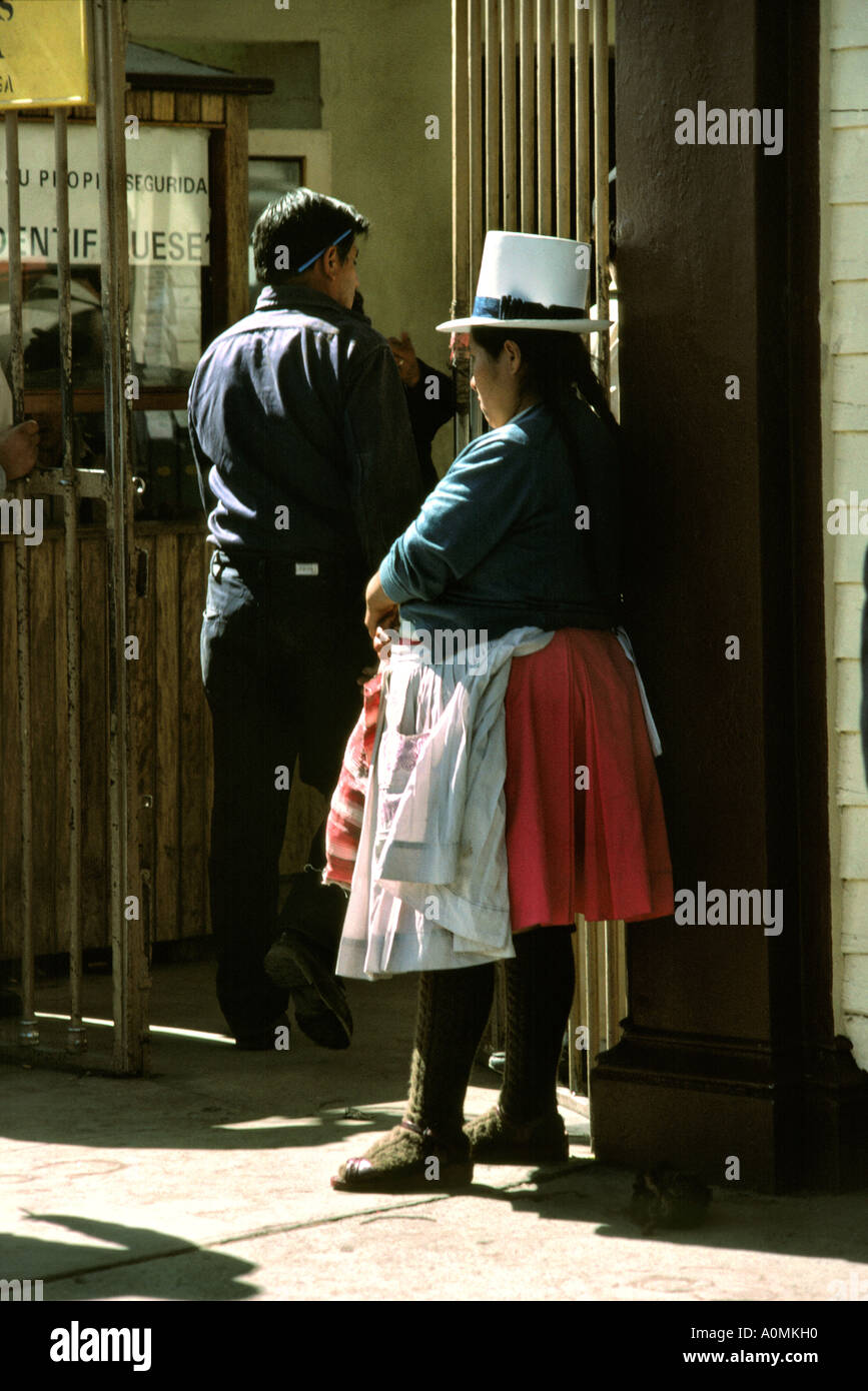 Il Perù Arequipa donna indiana a tall hat Foto Stock