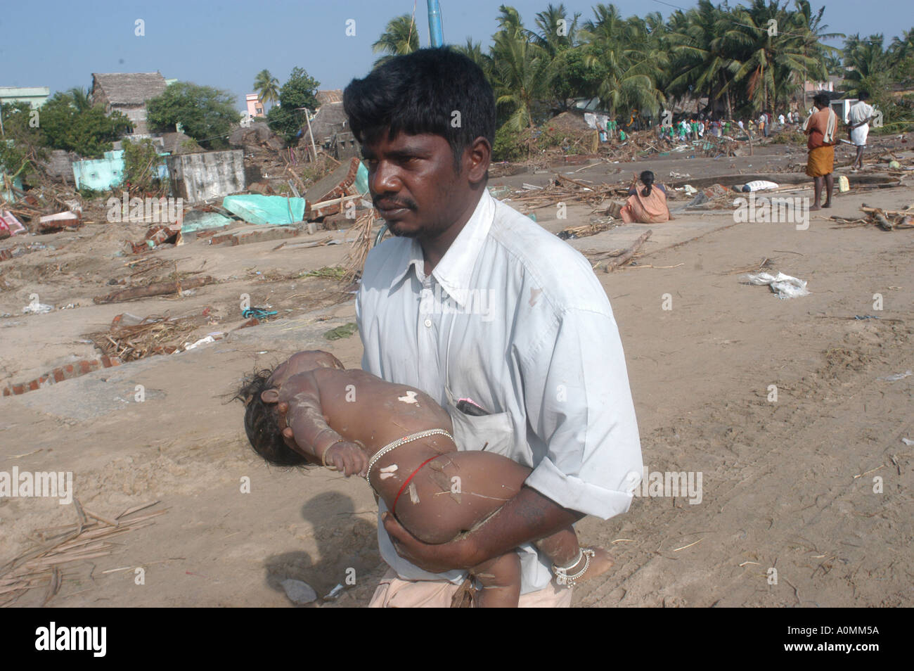 Padre uomo con bambino figlio uccisi nel disastro naturale tsunami terremoto sul mare piano Nagapattinum Velankanni Tamil Nadu India Foto Stock
