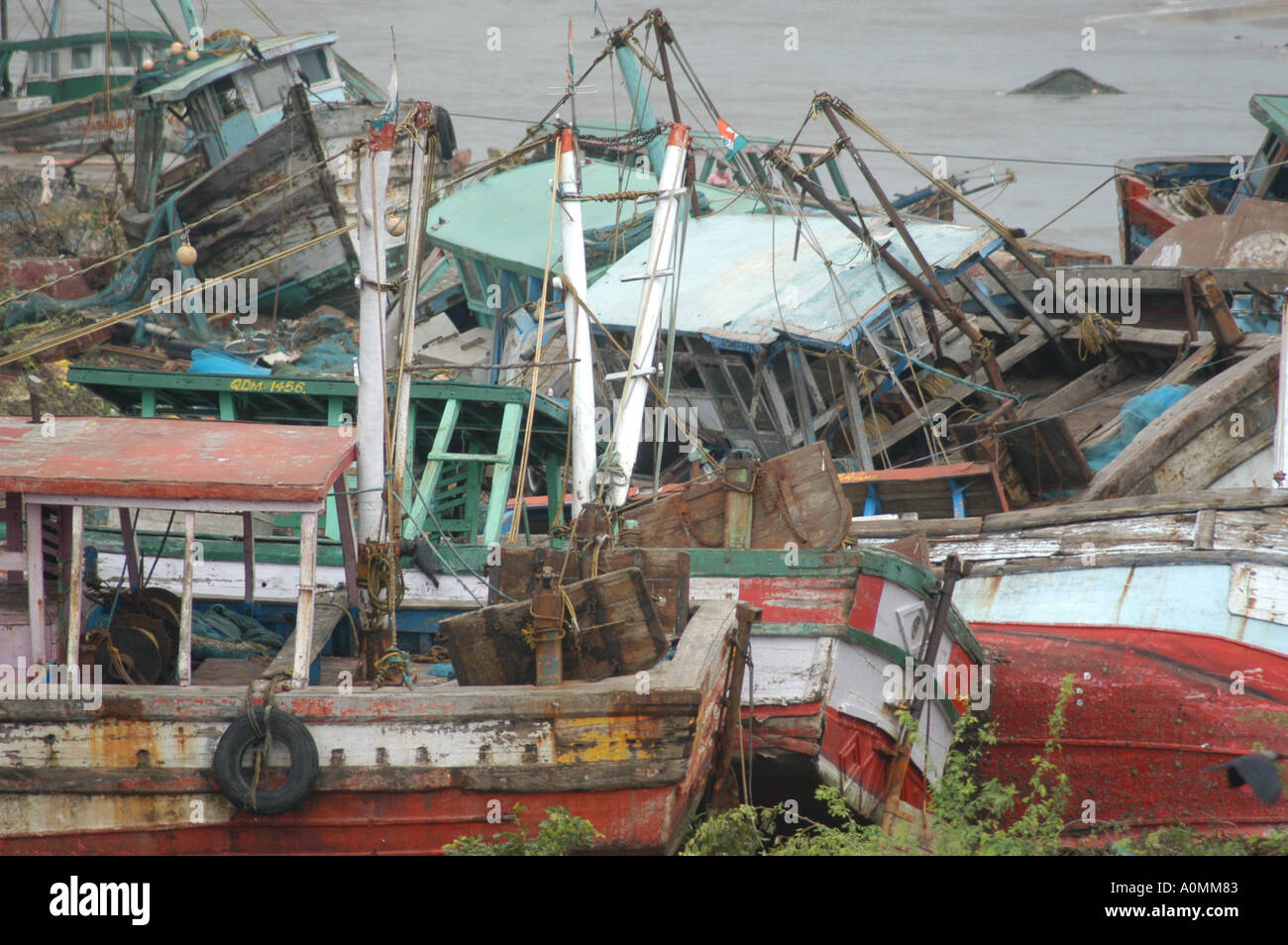 Barche fracassato insieme dopo lo tsunami terremoto Nagapattinum Velankanni Tamil Nadu India Foto Stock