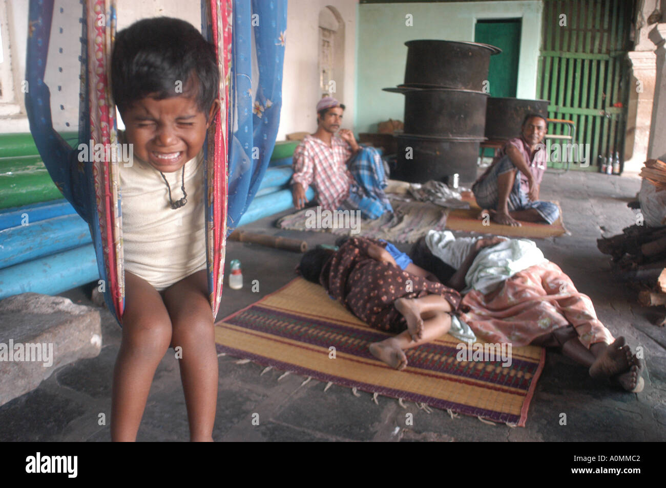 Piangendo bambino a disastro naturale Tsunami terremoto rifugio a Nagapattinum Velankanni Tamil Nadu Oceano Indiano India Foto Stock