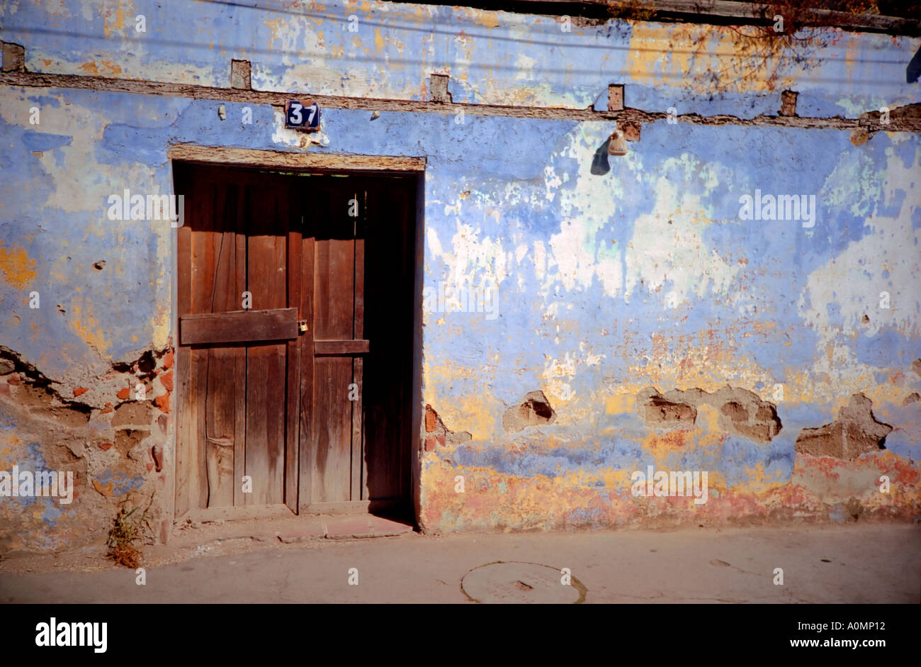 Blu edificio fatiscente in Antigua Guatemala Foto Stock