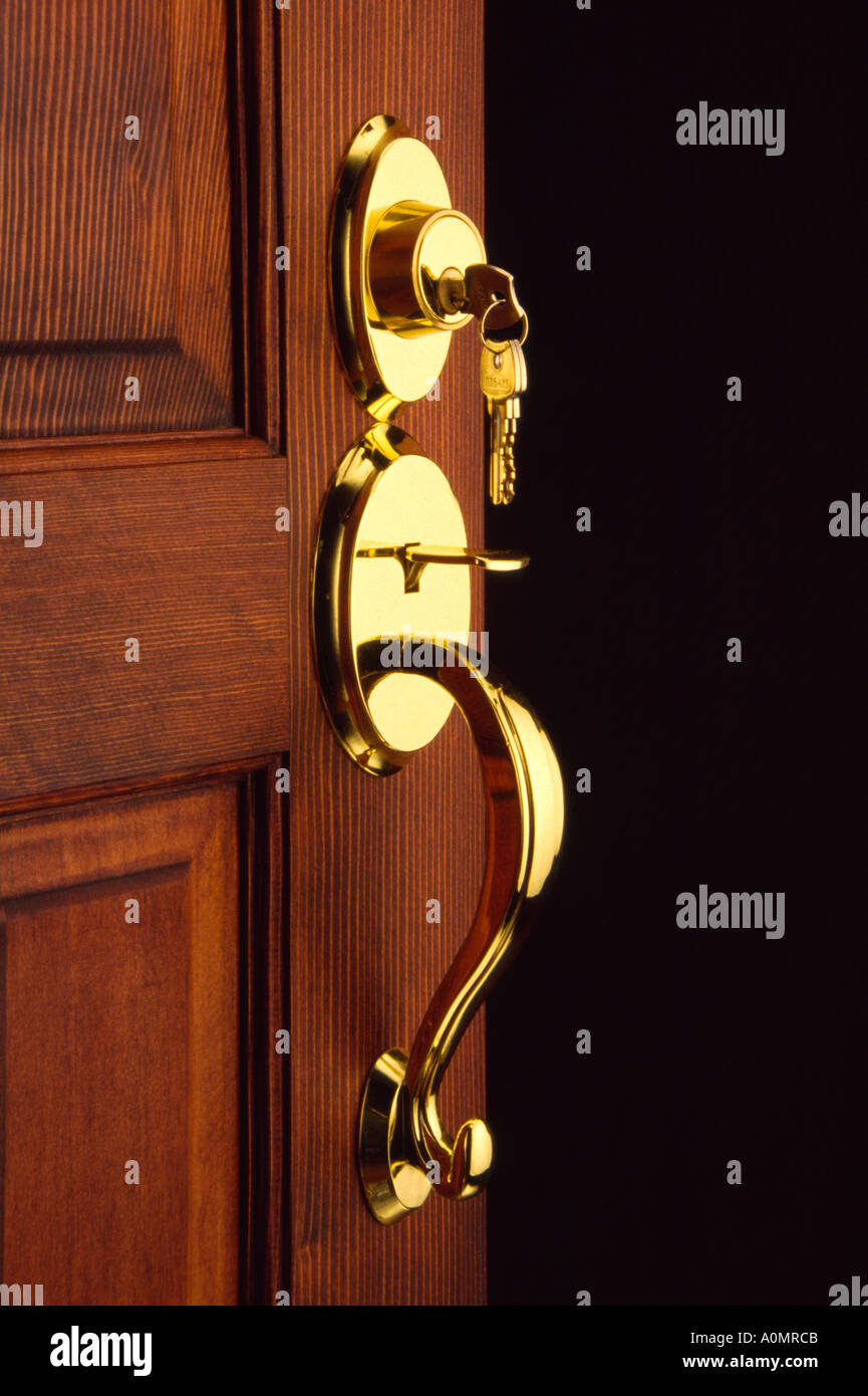 Aprire la porta con la chiave nella serratura in ottone Foto Stock