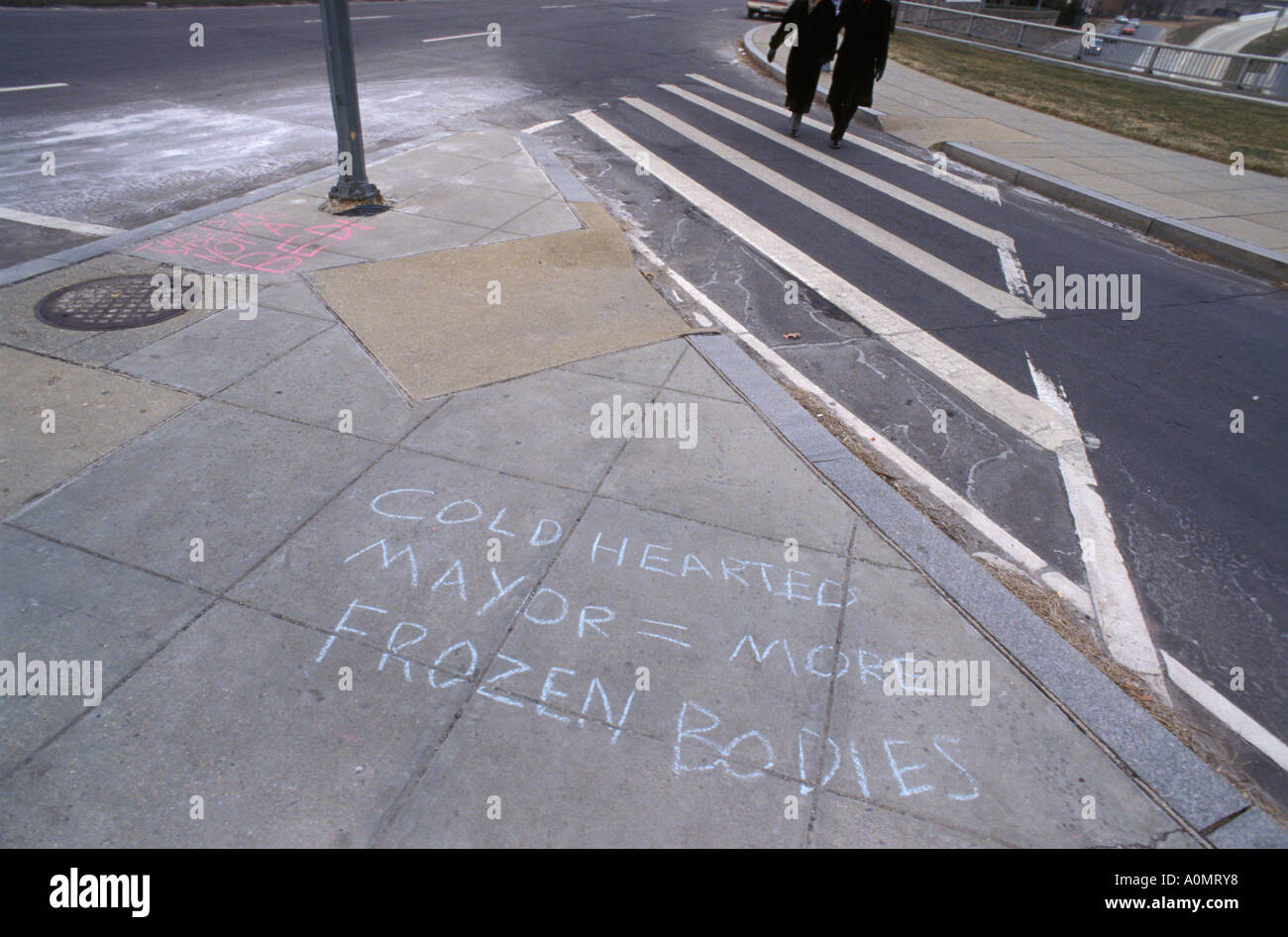 Chalk scritto il marciapiede graffiti Cold Hearted sindaco equivale a più corpi congelati crosswalk Washington DC Foto Stock