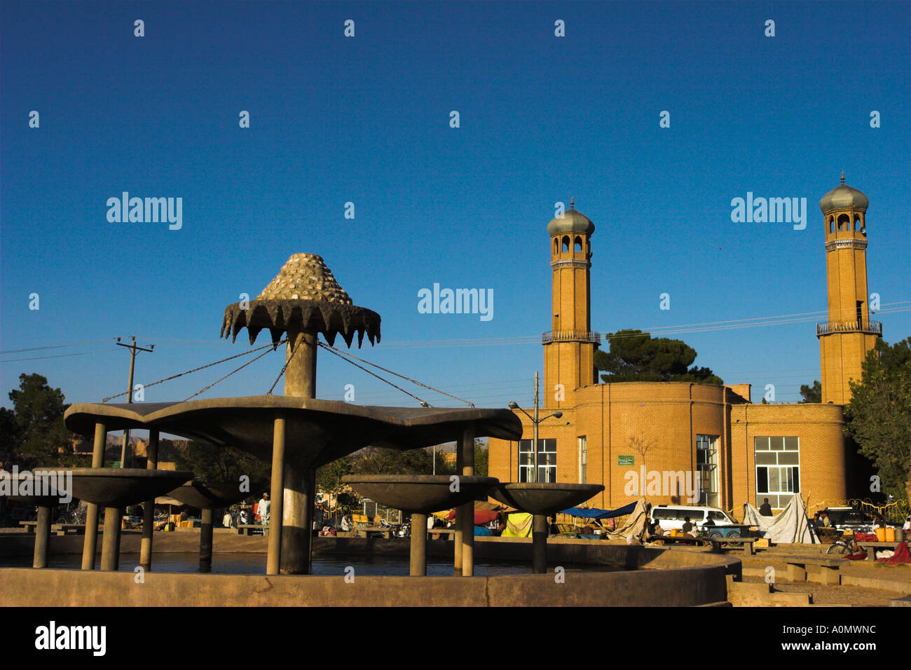 AFGHANISTAN Herat Fontana e la moschea vicino alla cittadella Qala mi Ikhtiyar ud din Foto Stock