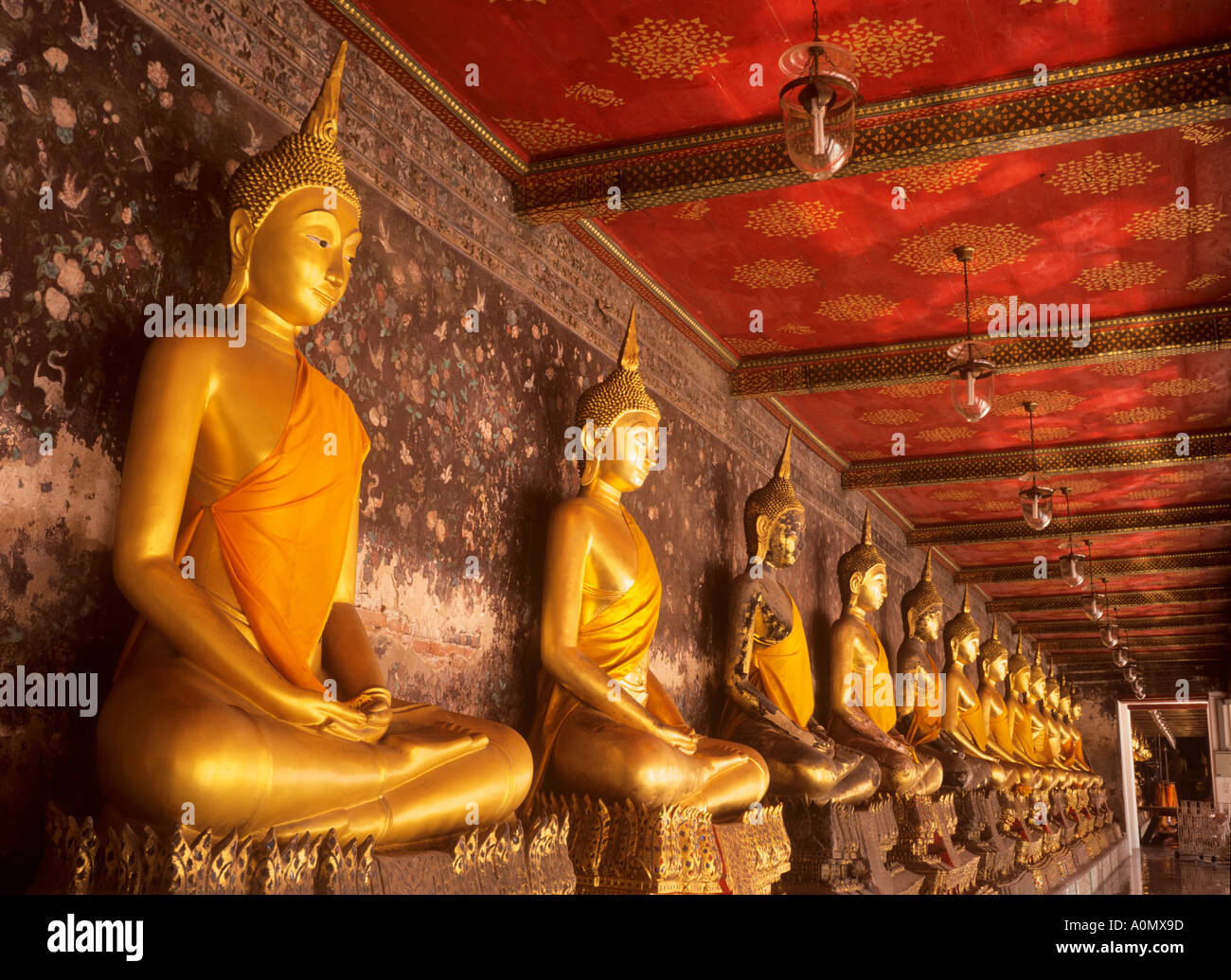 Golden Buddha Wat Suthat di Bangkok in Thailandia Foto Stock