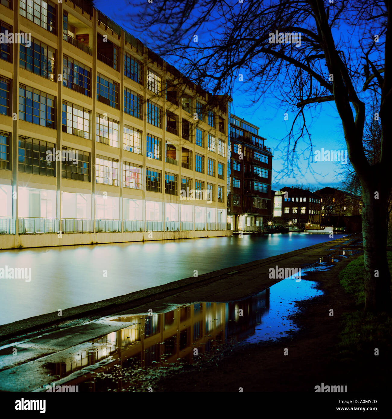 Crepuscolo girato di 168 Shepherdess Walk, Union Wharf, Wenlock Basin, Regent's Canal, Islington, Londra N1, 2004; inc. Riflessioni in pozzanghere Foto Stock