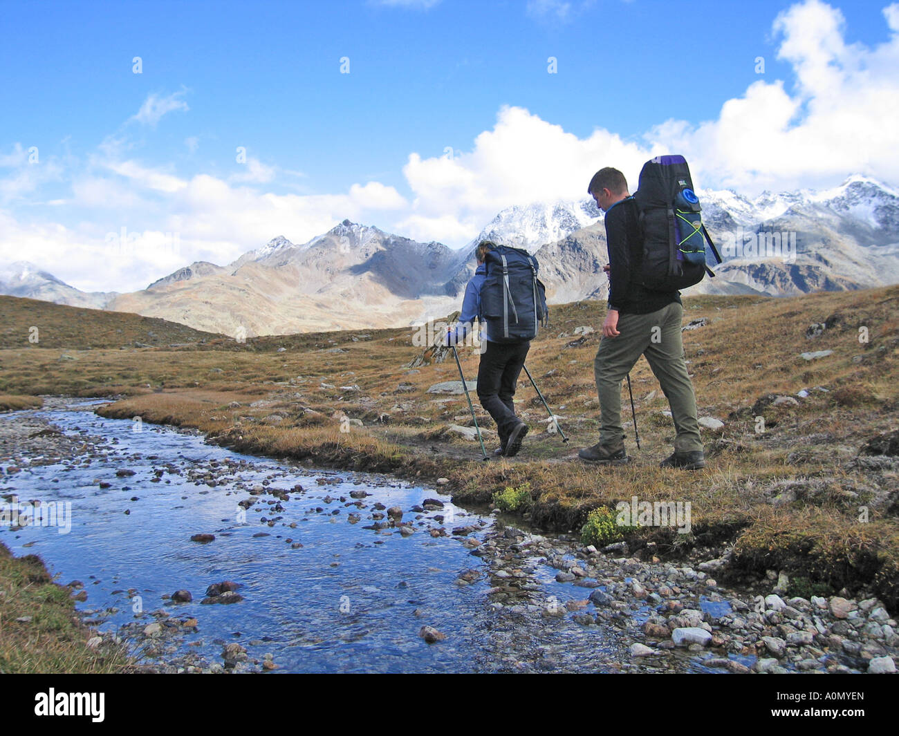 Passeggiate ALPINE il camminatore di Haute Route - un alpino Trek da Chamonix a Zermatt, Svizzera. Foto di David Gale Foto Stock