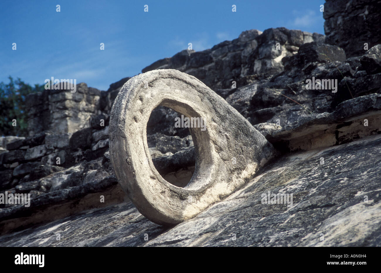 Anello di pietra sulla parete della palla di gioco posto a Kohunlich Maya sito storico la penisola dello Yucatan in Messico Foto Stock