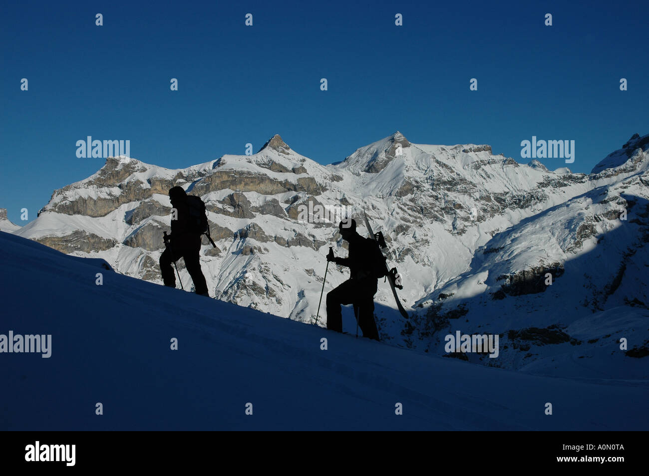 Sciatore e snowboarder salire a piedi a montagna innevata cresta sopra Griesalp Oberland Bernese Alpi Svizzera modelli immessi Foto Stock