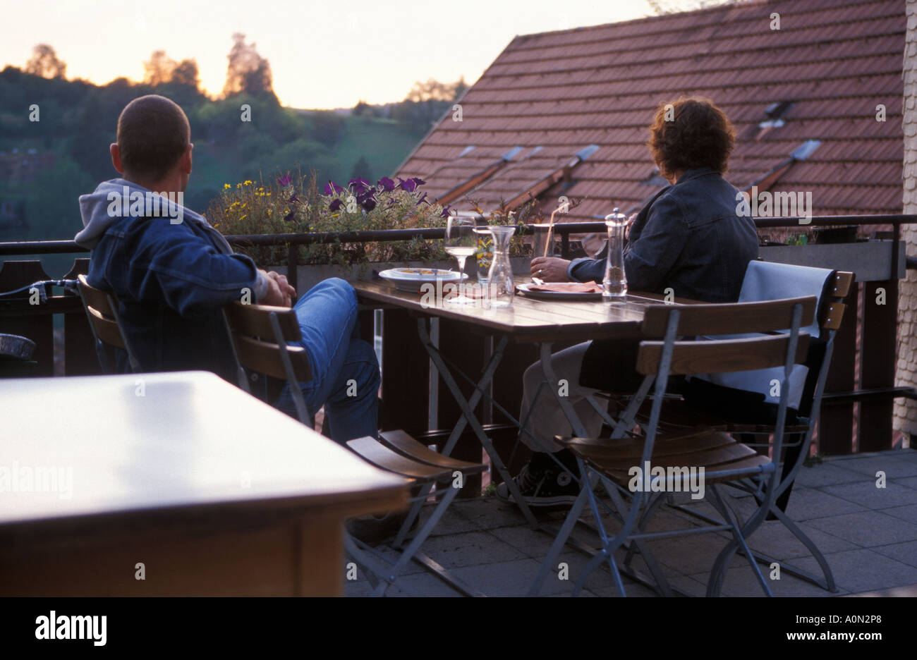 Il turista a godere di un tramonto sulla terrazza di un caffè Altensteig Foresta Nera Germania Settembre 2005 Foto Stock