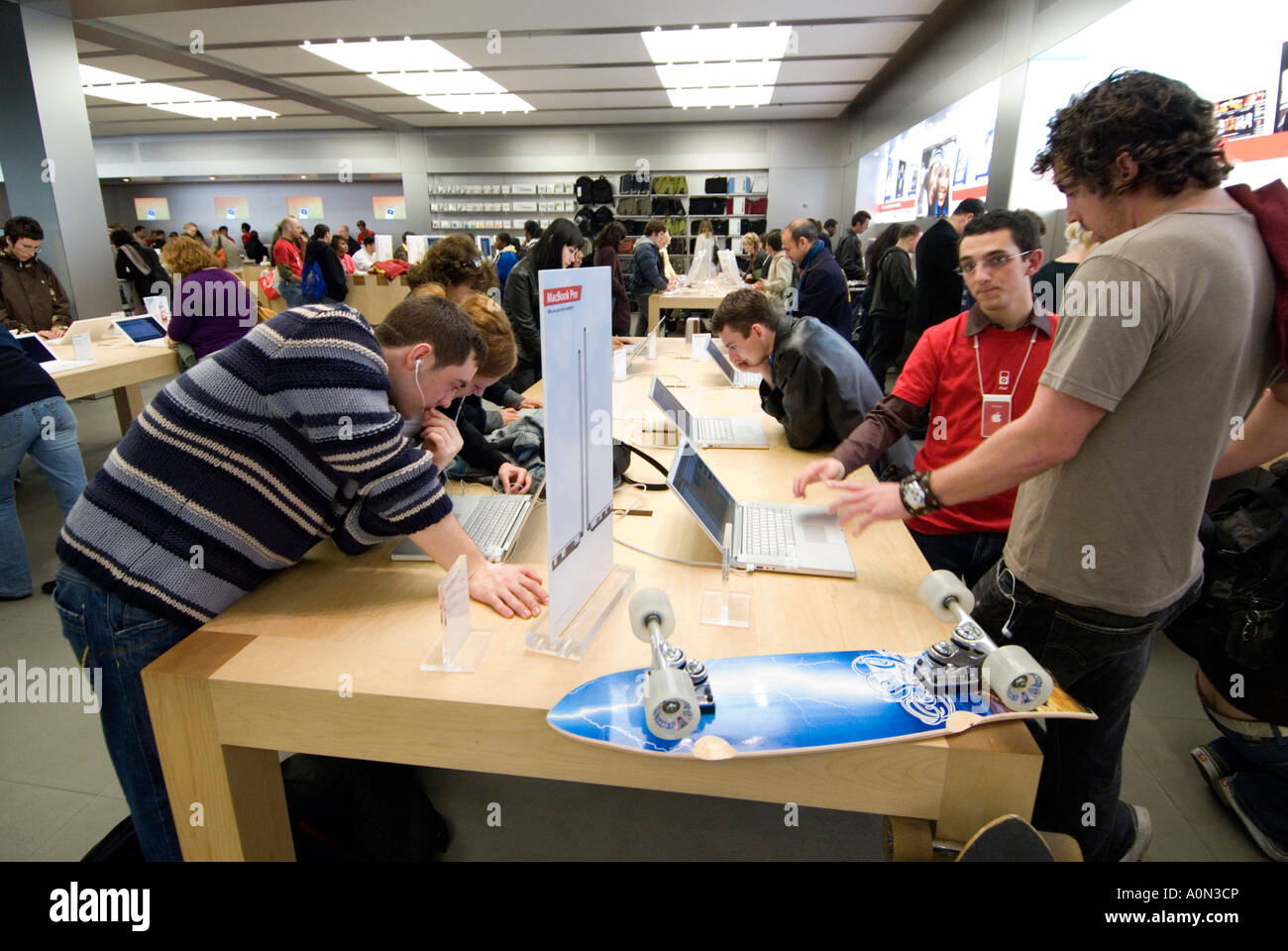 Persone prove portatili Mac all'interno di computer Apple store sulla quinta avenue Manhattan New York STATI UNITI D'AMERICA Foto Stock