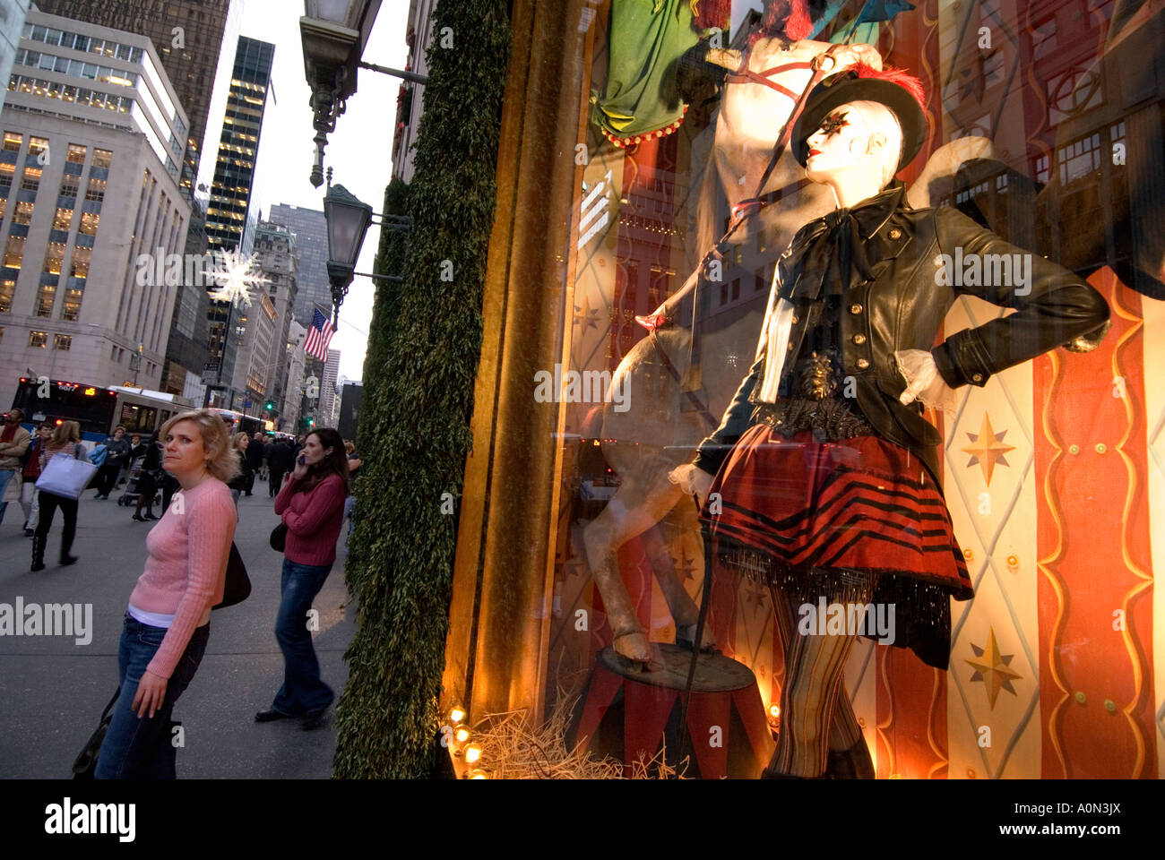 Agli acquirenti di passare il Natale la finestra di visualizzazione a Bergdorf Goodman department store sulla Quinta Avenue in Uptown Manhattan New York STATI UNITI D'AMERICA Foto Stock