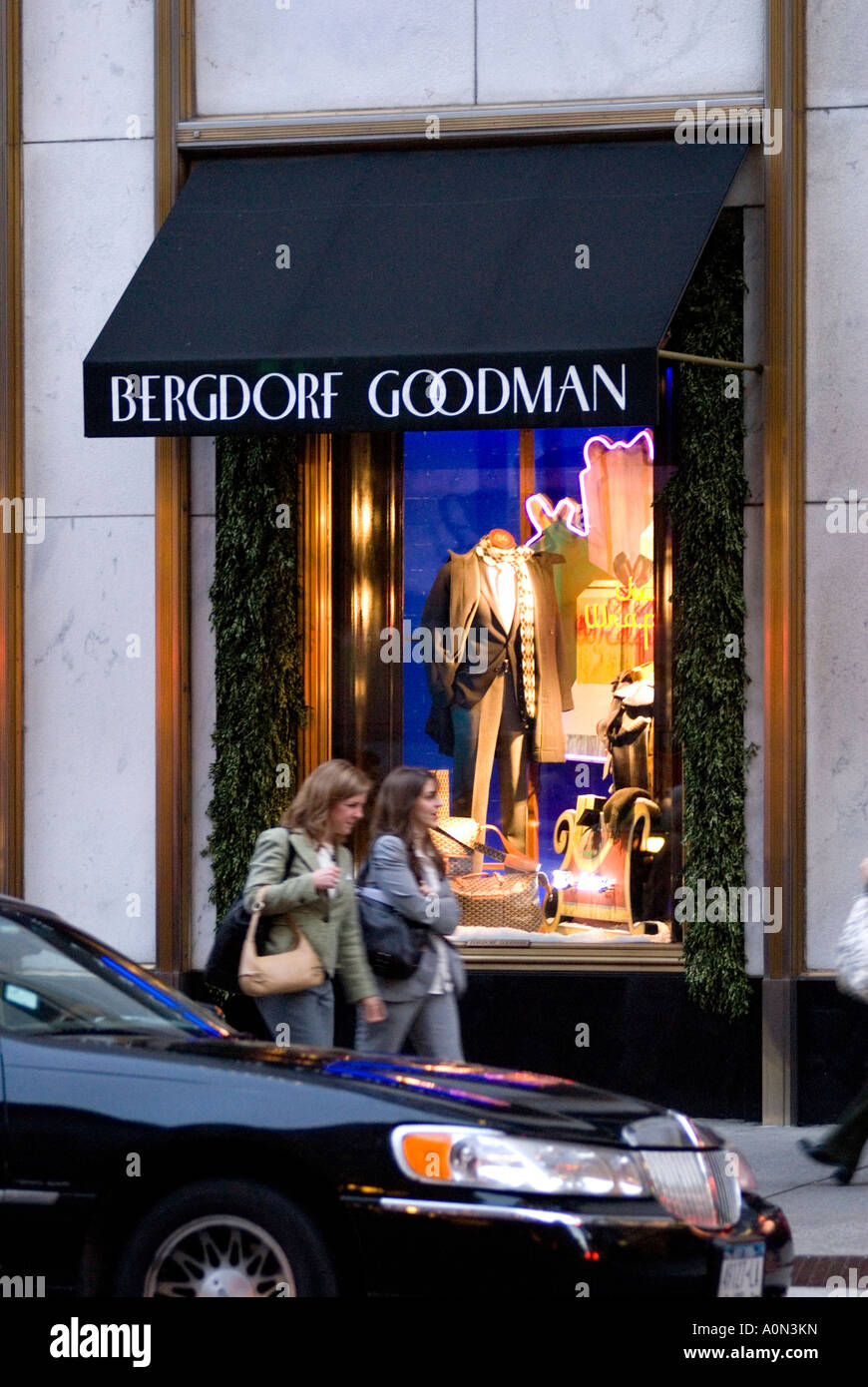 Agli acquirenti di passare il Natale la finestra di visualizzazione Bergdorf Goodman mens department store 5th Avenue Uptown Manhattan New York STATI UNITI D'AMERICA Foto Stock