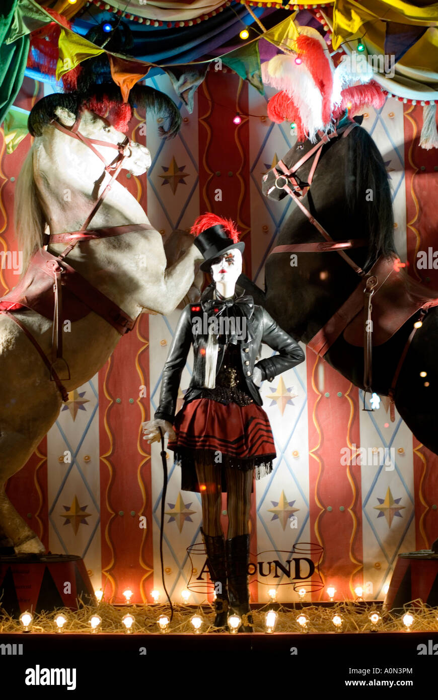Il Circo di Natale a tema la finestra di visualizzazione a Bergdorf Goodman department store sulla Quinta Avenue in Uptown Manhattan New York STATI UNITI D'AMERICA Foto Stock