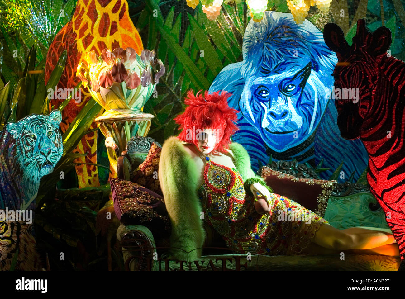 Jungle tema natale la finestra di visualizzazione a Bergdorf Goodman department store sulla Quinta Avenue in Uptown Manhattan New York STATI UNITI D'AMERICA Foto Stock