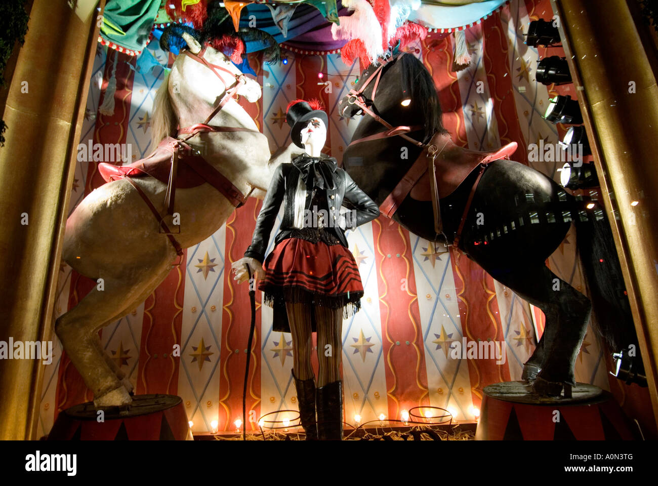 Il Circo di Natale a tema la finestra di visualizzazione a Bergdorf Goodman department store sulla Quinta Avenue in Uptown Manhattan New York STATI UNITI D'AMERICA Foto Stock