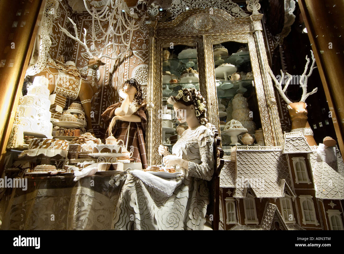 Torta di caramelle e cioccolato di Natale la finestra di visualizzazione Bergdorf Goodman department store 5th Avenue Uptown Manhattan New York STATI UNITI D'AMERICA Foto Stock