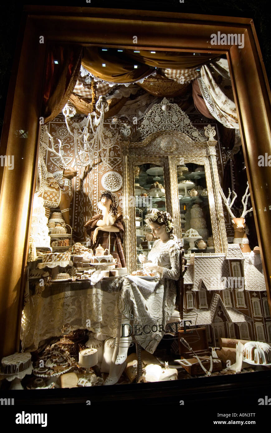 Torta di caramelle e cioccolato di Natale la finestra di visualizzazione Bergdorf Goodman department store 5th Avenue Uptown Manhattan New York STATI UNITI D'AMERICA Foto Stock