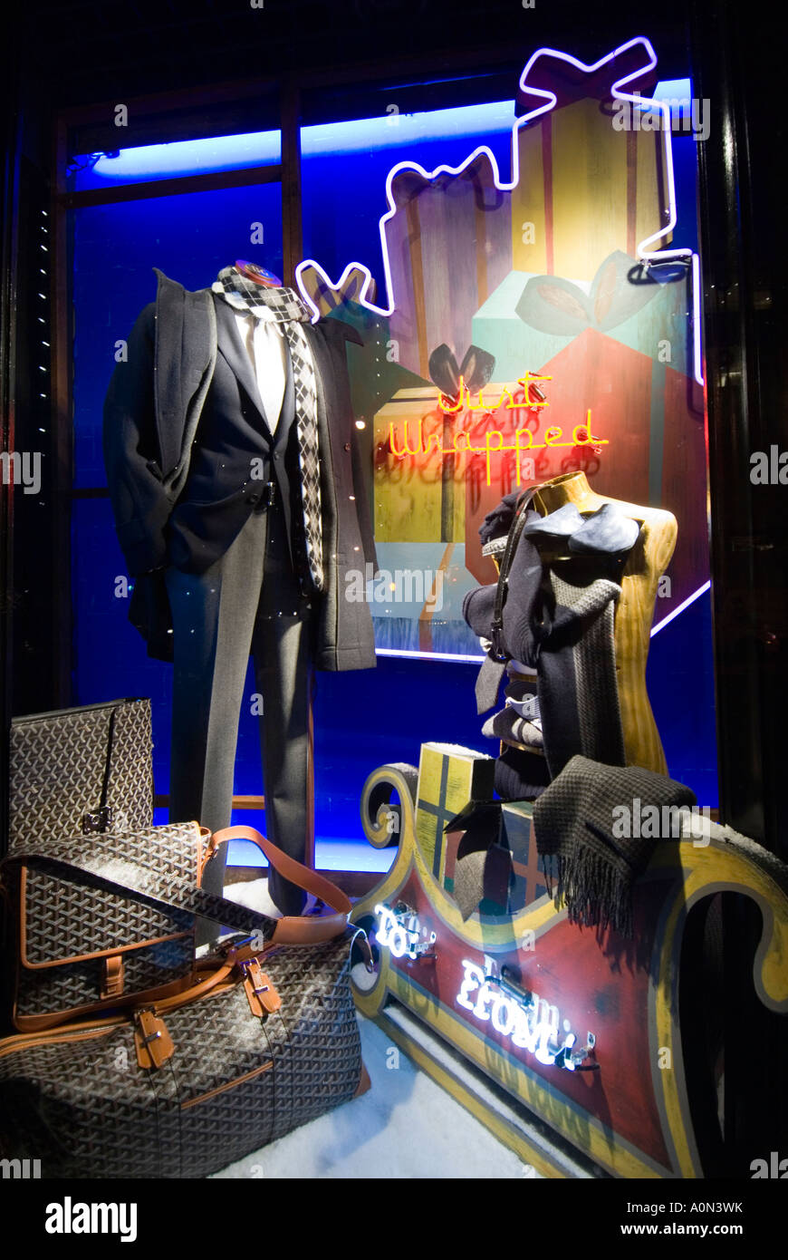 Natale la finestra di visualizzazione a Bergdorf Goodman mens department store sulla Quinta Avenue in Uptown Manhattan New York STATI UNITI D'AMERICA Foto Stock