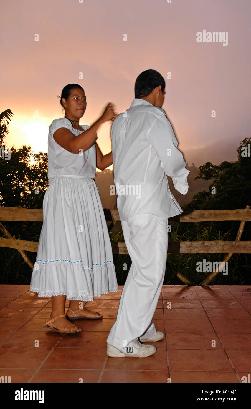 Costa Rican ballerina giovane in abito tradizionale, Monteverde, Puntarenas Provincia, Costa Rica, America Centrale Foto Stock