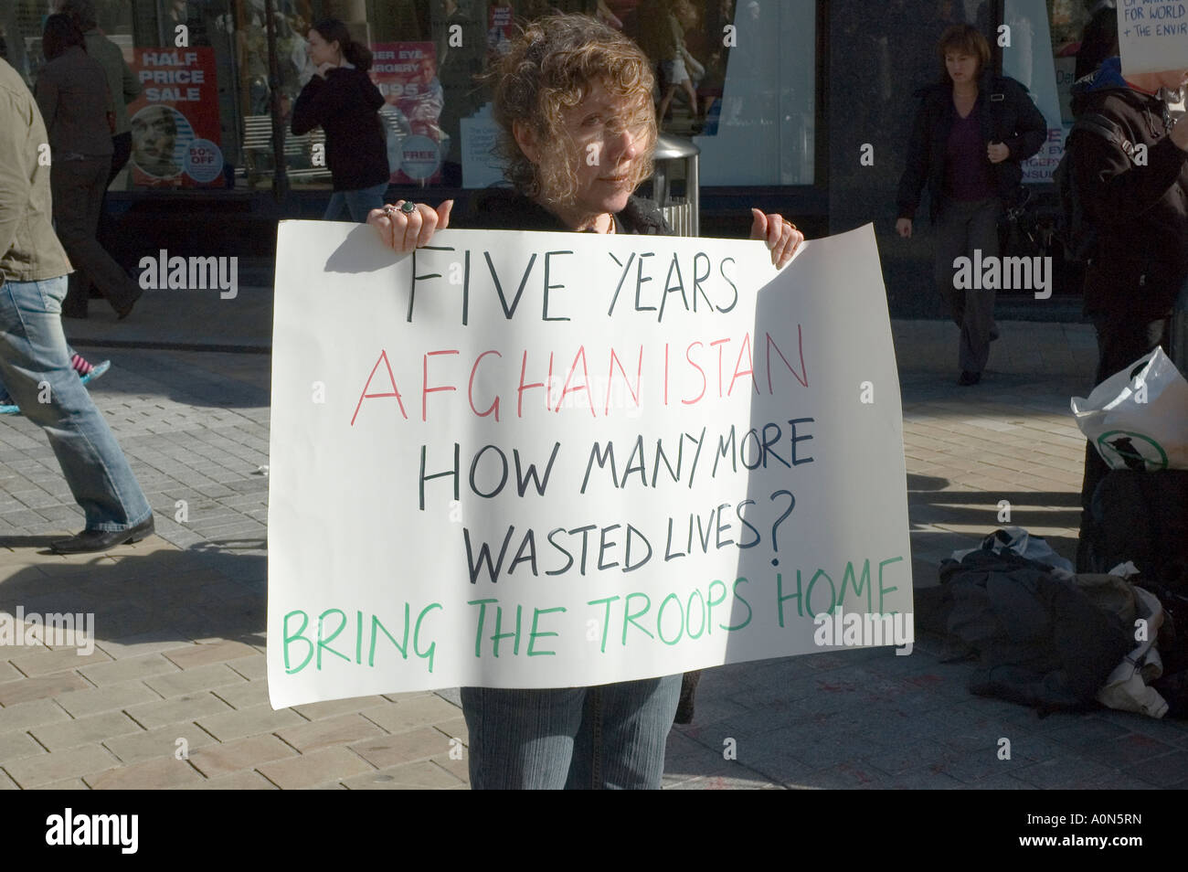 Anti guerra manifestanti portando cartelli e fingere di essere dei cadaveri Foto Stock
