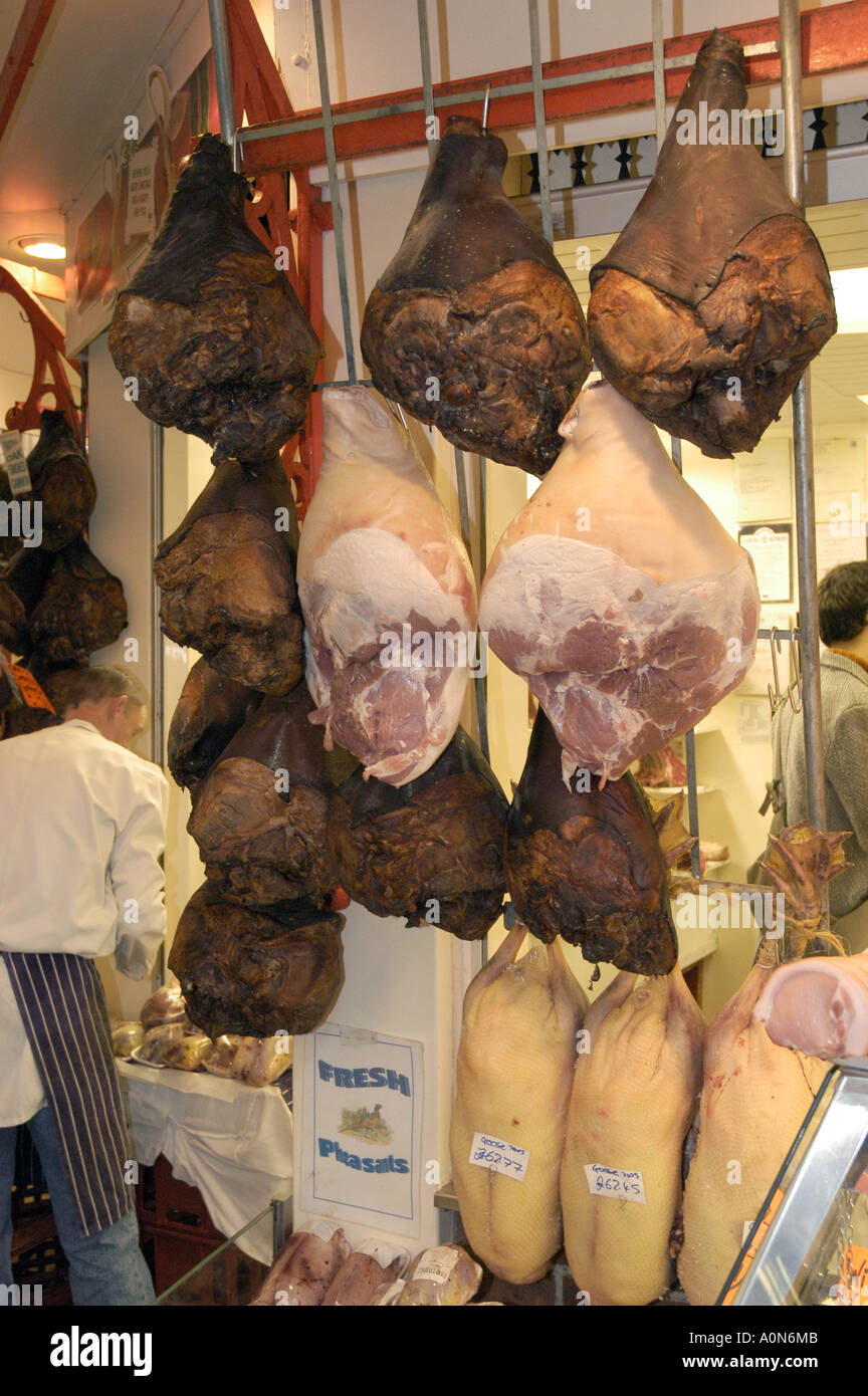 Carne appesi su schermo disponibile per last minute la vigilia di Natale gli acquirenti al di fuori del negozio di macellaio in Oxfords mercato coperto Foto Stock