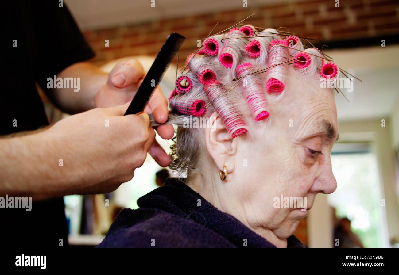 Signora 70s 80s a parrucchieri tradizionale England Regno Unito Foto Stock