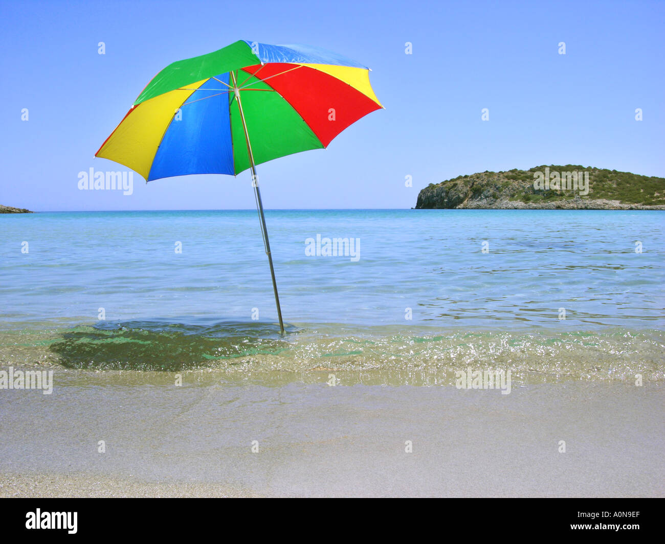 KOLPOS MIRAMBELLOU spiaggia vicino PACCHIA AMMOS CRETA Grecia KRETA Griechenland cretese ombrellone ROSSO VERDE GIALLO BLU Foto Stock