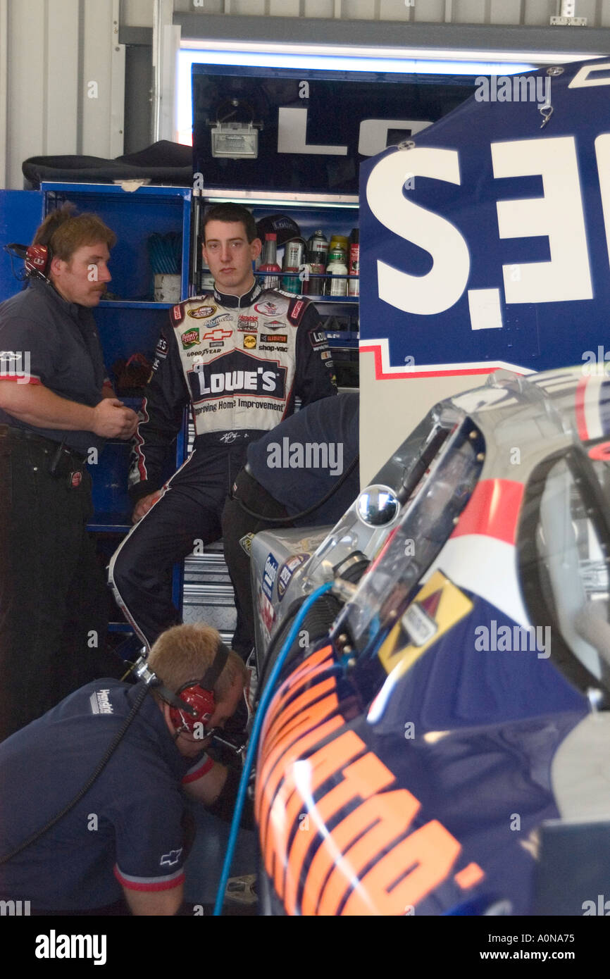 Driver di NASCAR Kyle Busch parla con meccanico in garage Foto Stock
