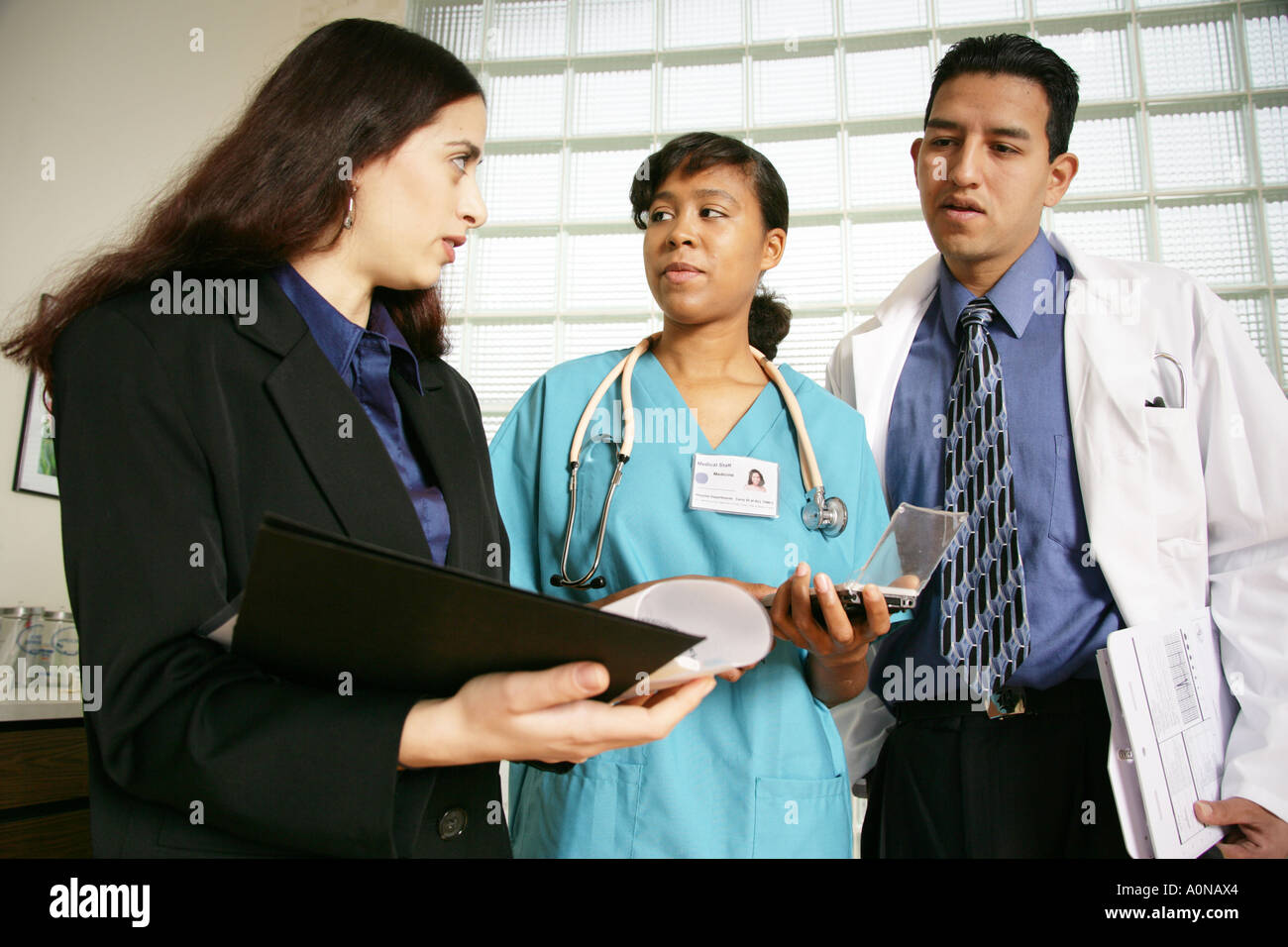 Commessa piazzole info o prodotto al medico e infermiere in clinica o ospedale sala esame. Foto Stock