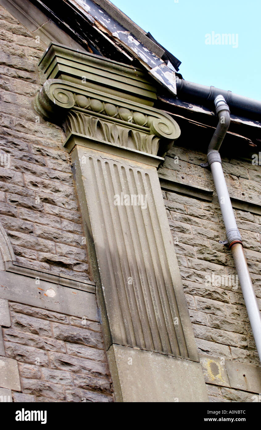Welsh Ebenezer Cappella di costruzione in pietra costruito 1846 ricostruito 1906 in stato di abbandono, decorativi colonna Dettagli. Foto Stock