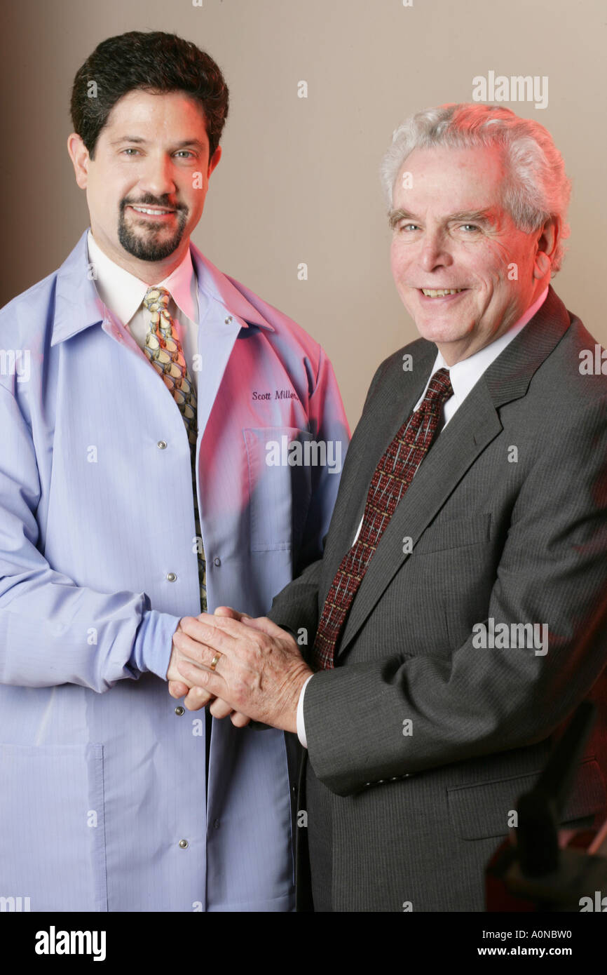 Felice il medico e il paziente si stringono le mani. Foto Stock