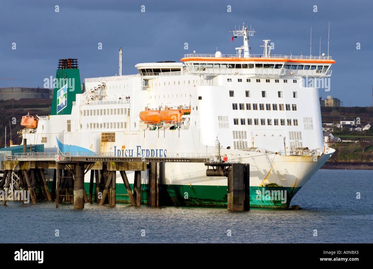 Irish Ferries Isle of Inishmore veicolo e traghetti passeggeri Ormeggiata al pontile in Pembroke Dock, Pembrokeshire, West Wales, Regno Unito Foto Stock
