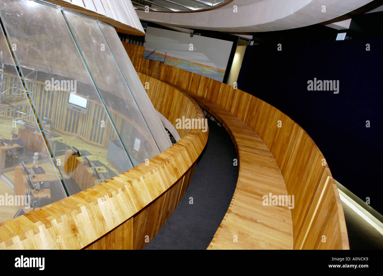 Interno della National Assembly for Wales mostra Aula di discussione pubblica area di visualizzazione Cardiff South Wales UK Foto Stock