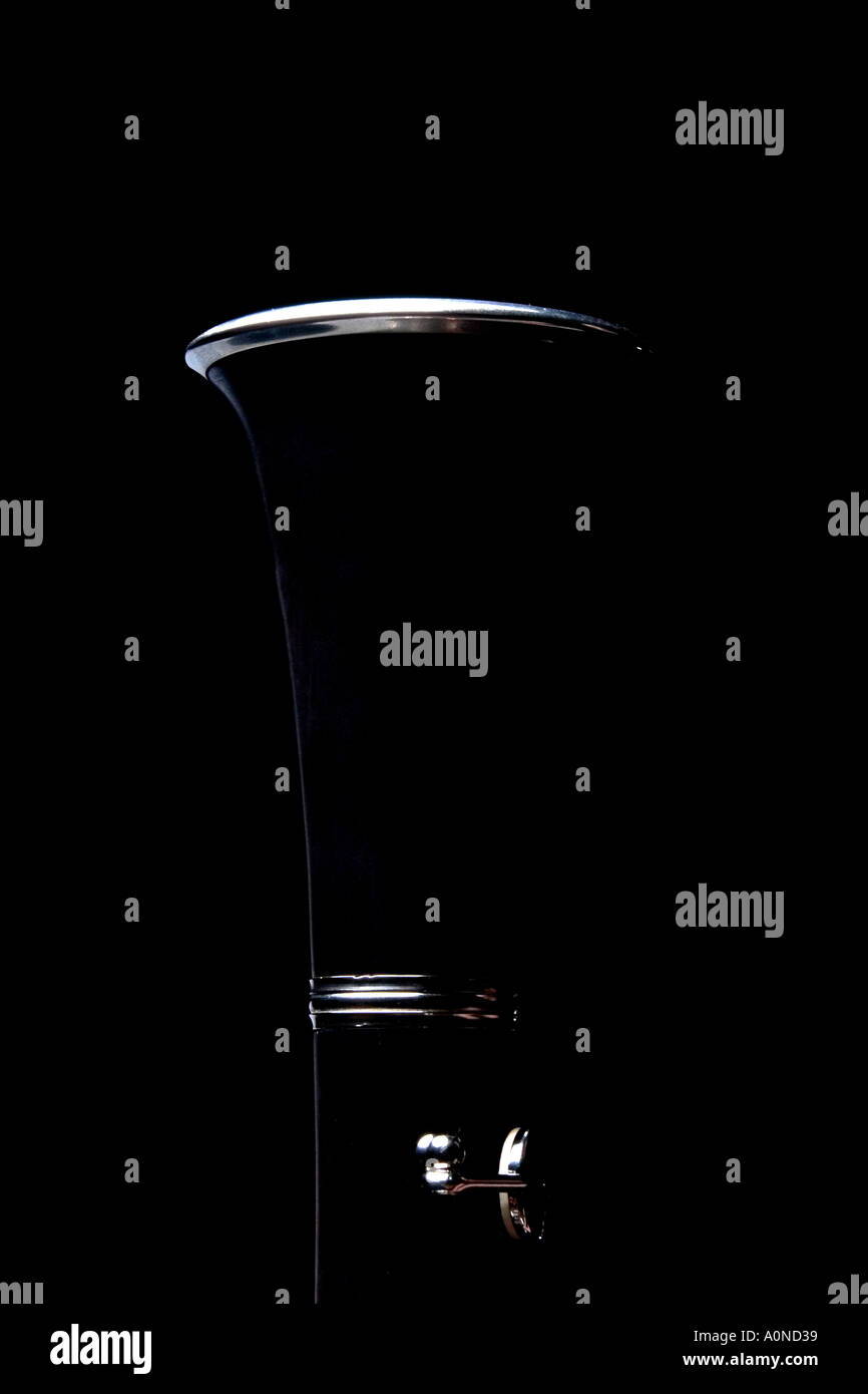 Close up di clarinetto bell su sfondo nero a contrasto elevato Foto Stock