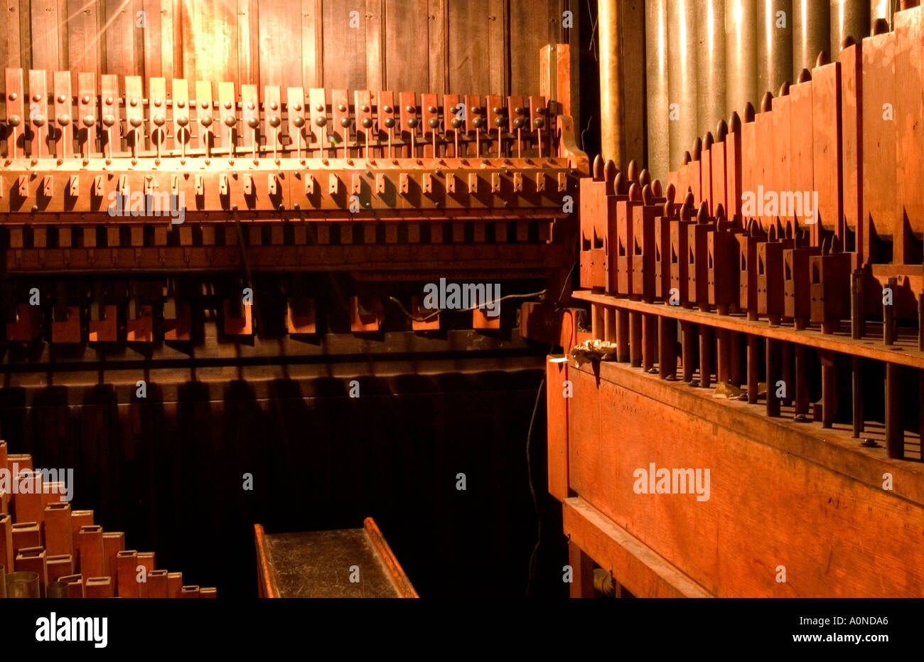 Banche di organo a canne nella camera della tubazione per il Pilscher organo al Memorial Auditorium di Louisville, Kentucky Foto Stock