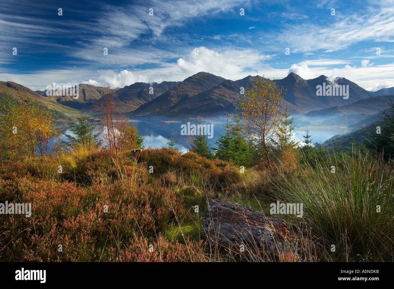 Le cinque sorelle di Kintail Loch Duich in autunno Wester Ross Scotland Regno Unito Foto Stock