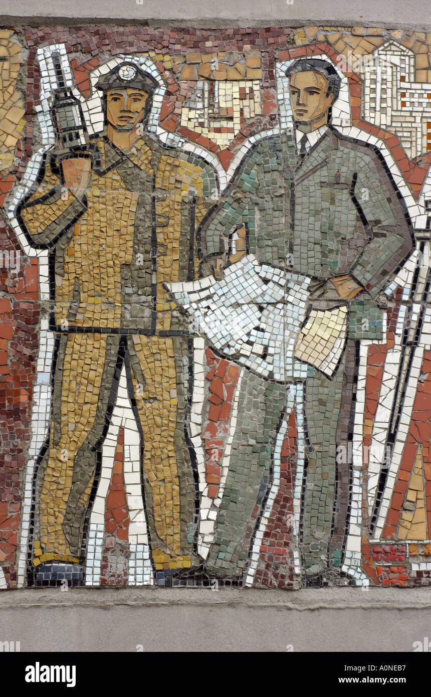 Era sovietica un mosaico di architetto con piani sulla parete in Yuzhno Sakhalinsk Sakhalin in Russia 2008 Foto Stock