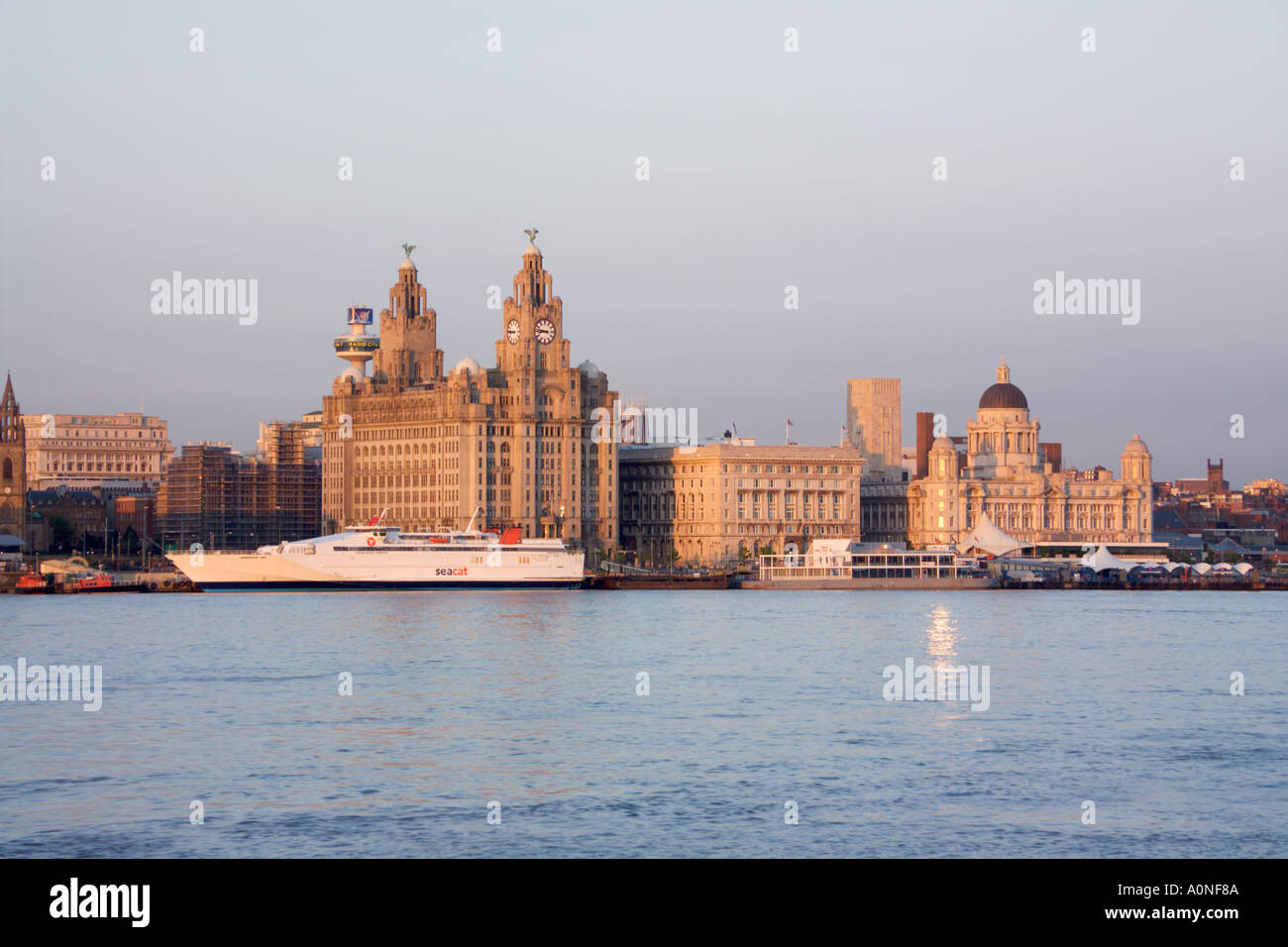 Seacat, Tre Grazie Skyline di Liverpool England Foto Stock